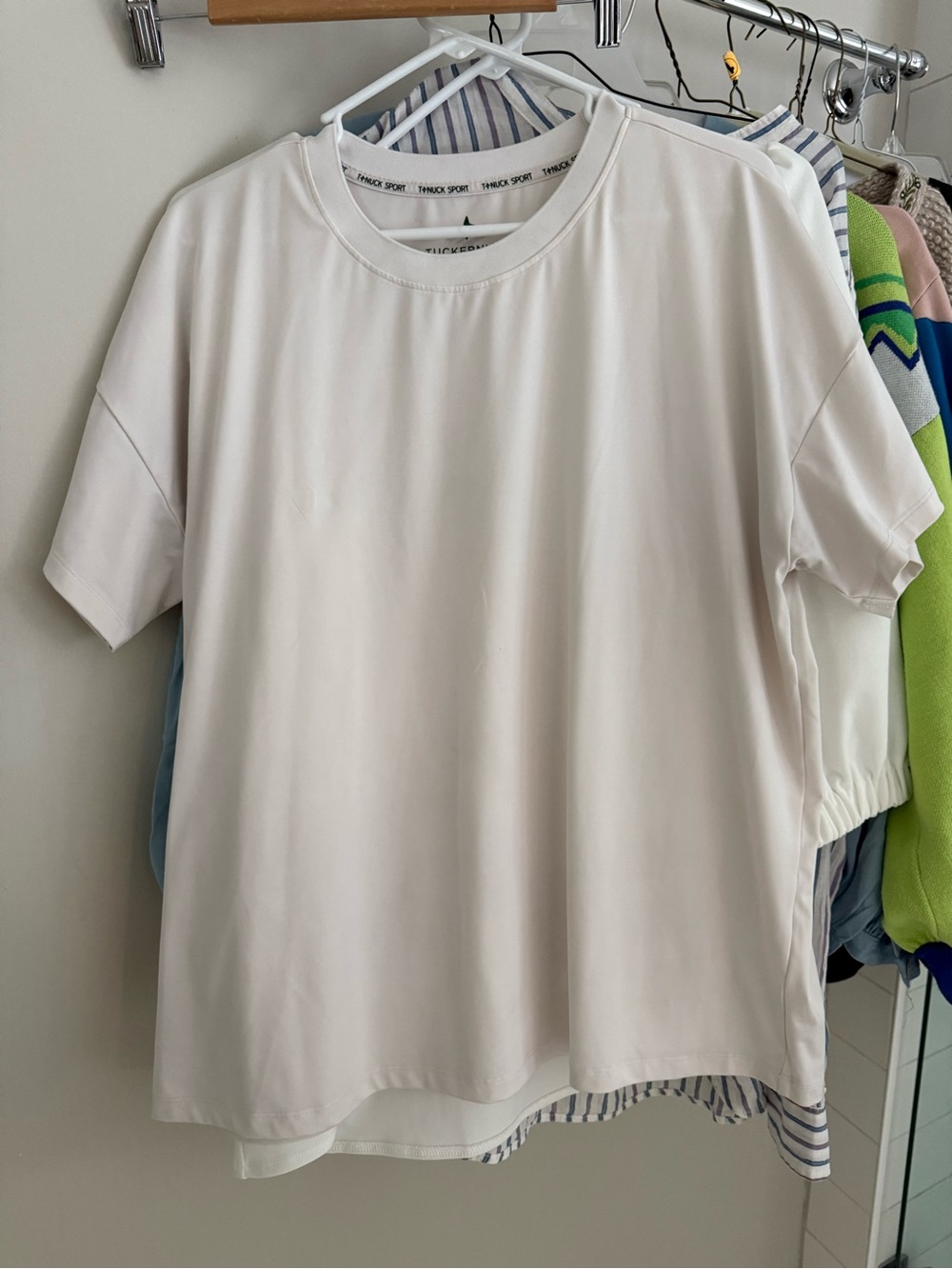 Tuckernuck sport performance White Women’s Short Sleeve Crew Neck Top